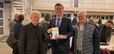 Buchübergabe mit Bürgermeister