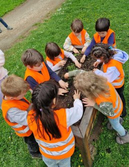 Kinder von oben im Naschgarten