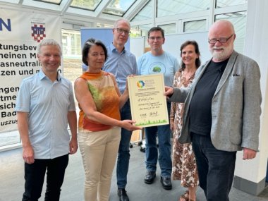 Übergabe Urkunde Regenbogenpreis