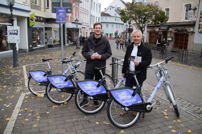 Bürgermeister und Mobilitätsmanager vor den Welo - Bikes