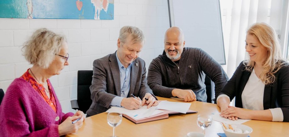 Yoga-Trainerin Amelie Zoll (von links), Bürgermeister Otto Neuhoff und Immobilieneigentümer Julian Stumpf haben den von Citymanagerin Miriam Brackelsberg begleiteten und vom Land geförderten Mietvertrag für die Neuansiedlung in der Innenstadt unterzeichnet.