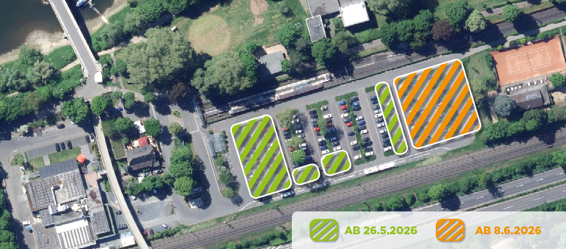 Luftbild des P&R-Parkplatzes in Bad Honnef mit farblich markierten Sperrflächen im Zuge der Bauarbeiten für den Mobilitätsknoten. Grün schraffierte Bereiche zeigen temporäre Einschränkungen ab dem 26. Mai 2026, orange schraffierte Bereiche zusätzliche Sperrungen ab dem 8. Juni 2026. Die weiterhin nutzbaren Parkflächen befinden sich im mittleren Bereich des Parkplatzes. Eine Legende unten rechts erläutert die Farbkennzeichnung.