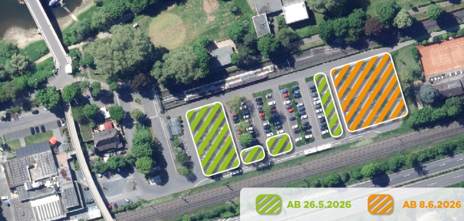 Luftbild des P&R-Parkplatzes in Bad Honnef mit farblich markierten Sperrflächen im Zuge der Bauarbeiten für den Mobilitätsknoten. Grün schraffierte Bereiche zeigen temporäre Einschränkungen ab dem 26. Mai 2026, orange schraffierte Bereiche zusätzliche Sperrungen ab dem 8. Juni 2026. Die weiterhin nutzbaren Parkflächen befinden sich im mittleren Bereich des Parkplatzes. Eine Legende unten rechts erläutert die Farbkennzeichnung.