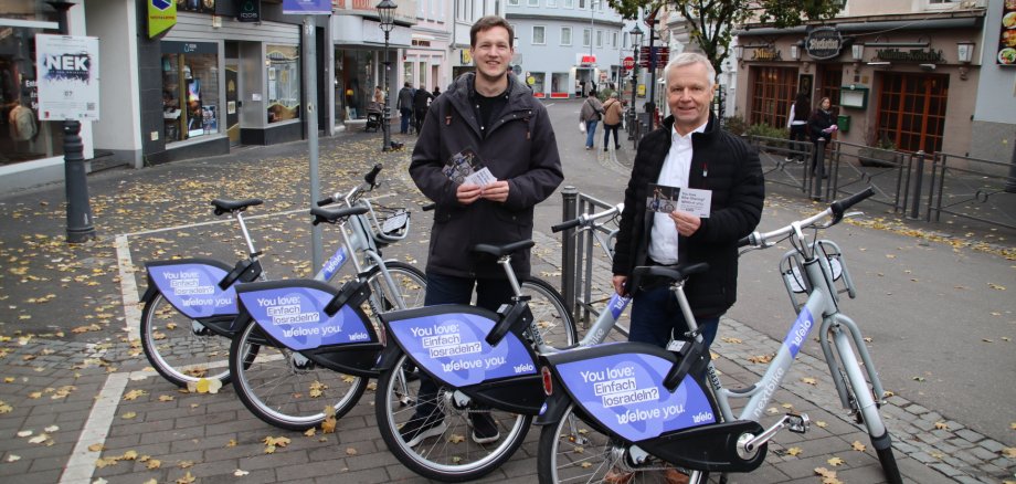 Bürgermeister Otto Neuhoff und Mobilitätsmanager Marius Bauer präsentieren das neue Fahrradmietsystem Welo.