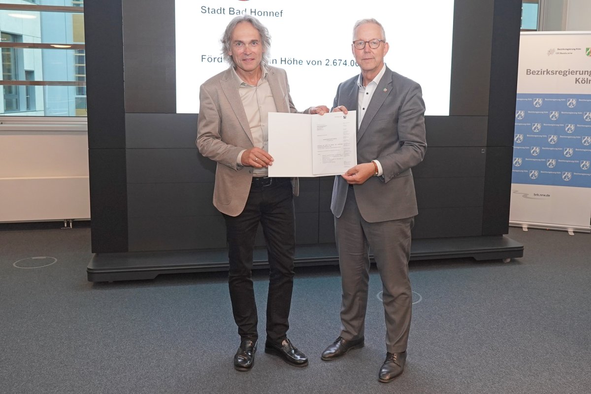 Bernhard Rothe, Leiter des Geschäftsbereichs Städtebau der Stadt Bad Honnef (l.), 00nimmt am 12. Oktober in Köln den Förderbescheid von Regierungspräsident Gregor Lange entgegen.