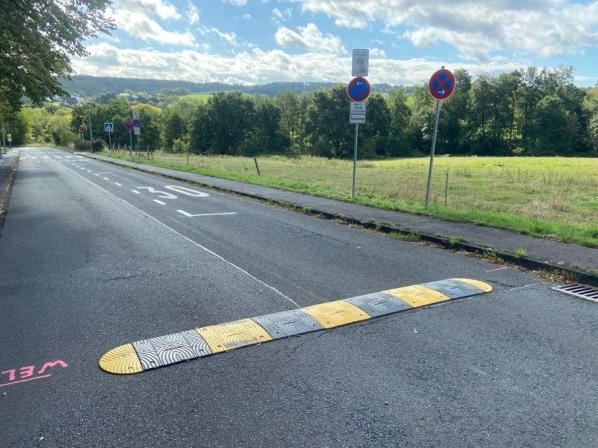 Die neu eingerichtete Hol- und Bring-Zone sowie neue Bodenwellen erhöhen die Schulwegsicherheit für die Schülerinnen und Schüler der Theodor-Weinz-Grundschule.