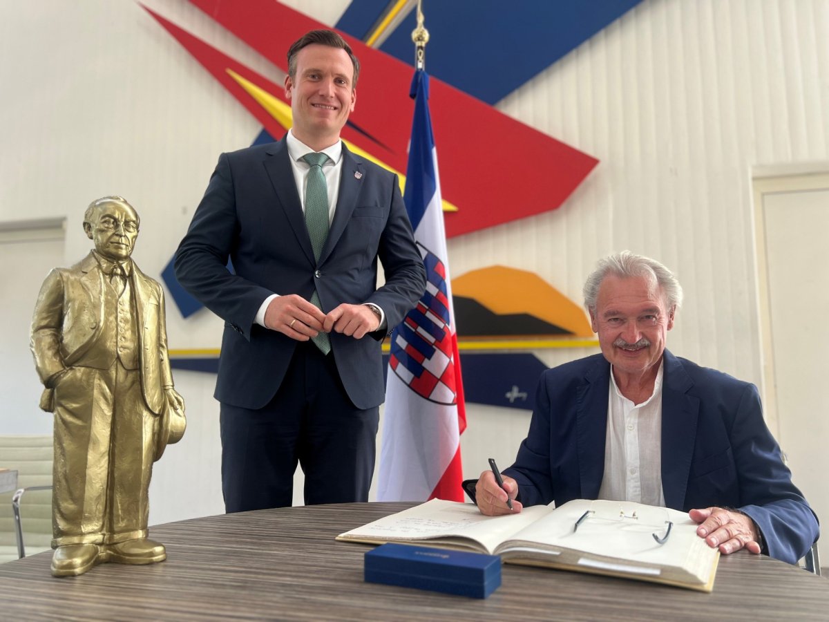 Jean Asselborn - Eintrag ins Goldene Buch Jean Asselborn trägt sich im Beisein von Bürgermeister Philipp Herzog ins Goldene Buch der Stadt Bad Honnef ein.