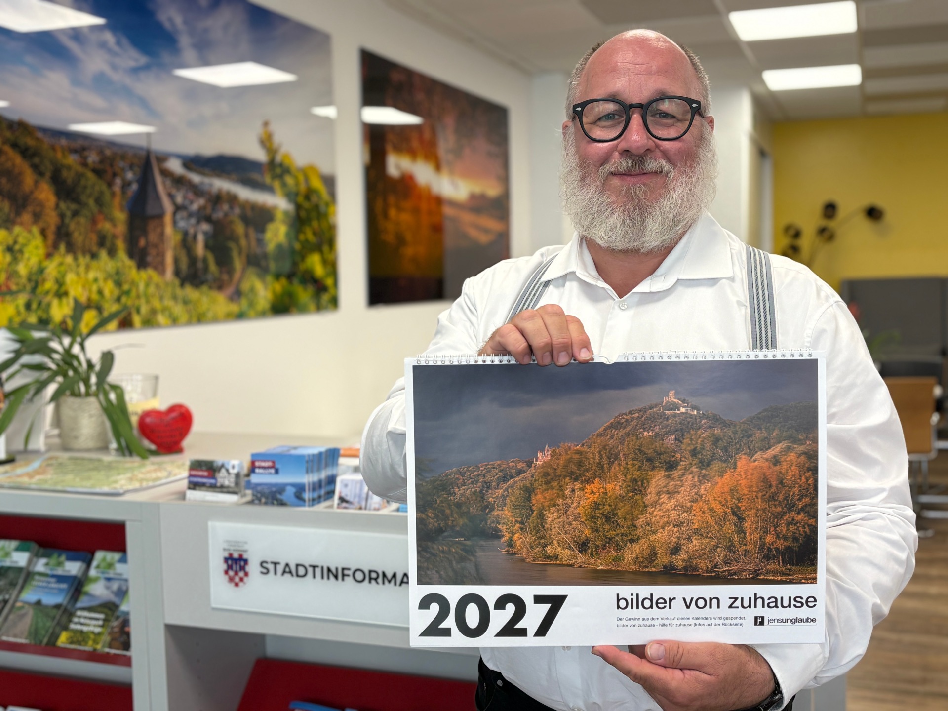 Jens Unglaube präsentiert seinen neuen Kalender mit dem Titel "bilder von zuhause 2027"