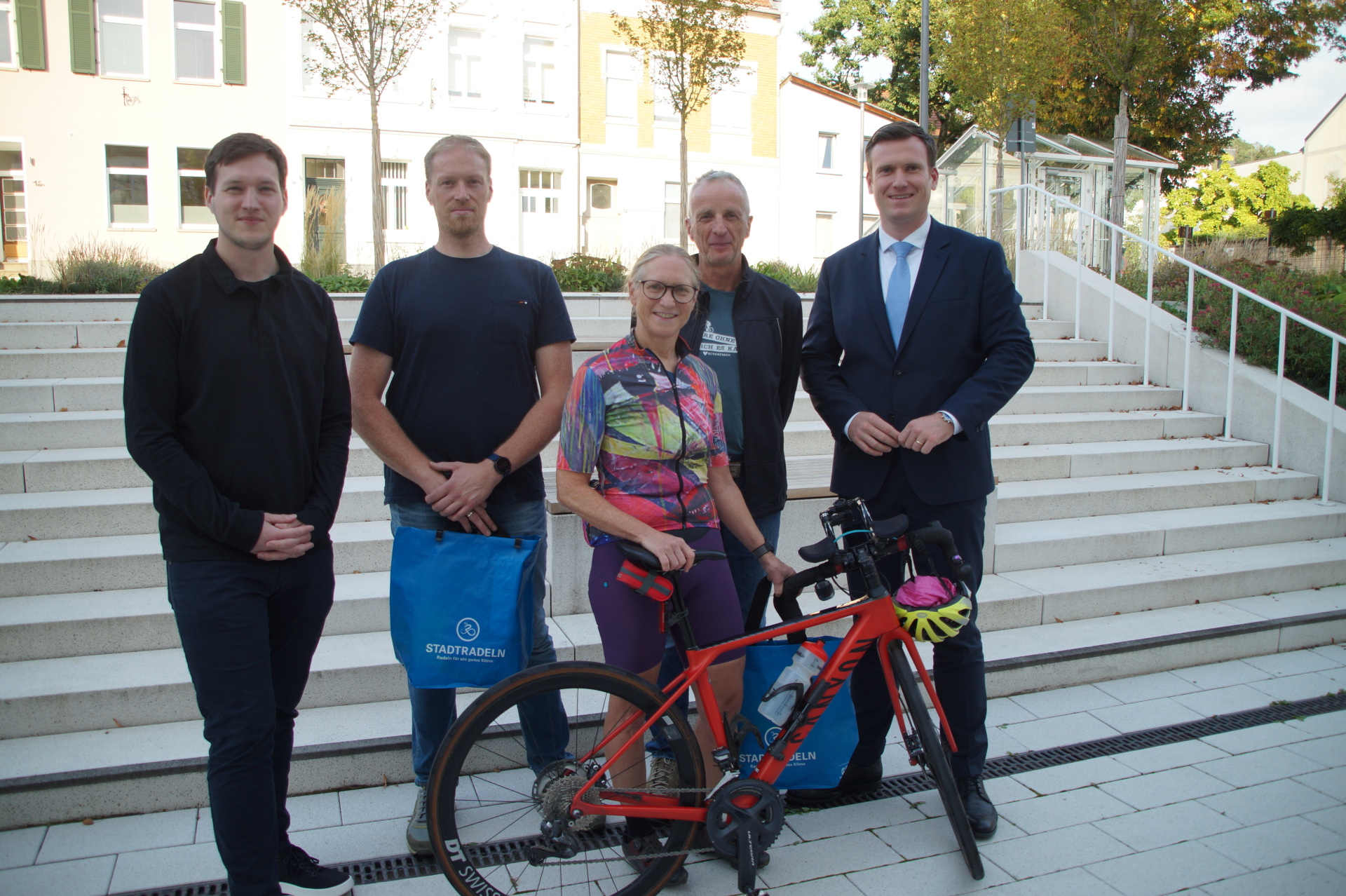 Das Bild zeigt die drei Erstplatzierten der Aktion Stadtradeln gemeinsam mit Bürgermeister Philipp Herzog und Mobilitätsmanager Marius Bauer.