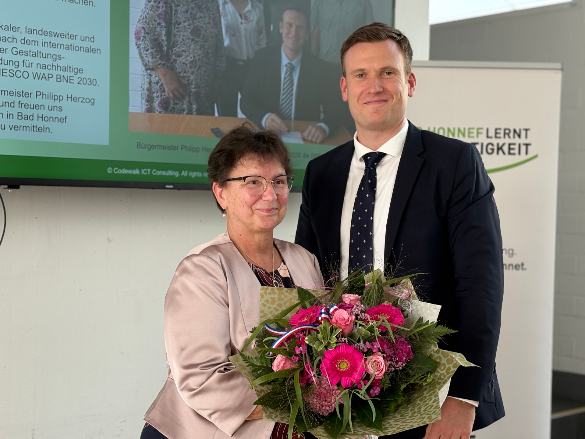 Verabschiedung Maria Elisabeth Loevenich Bürgermeister Philipp Herzog bedankt sich mit einem Blumenstrauß bei Maria Elisabeth Loevenich für ihren großen persönlichen Einsatz.