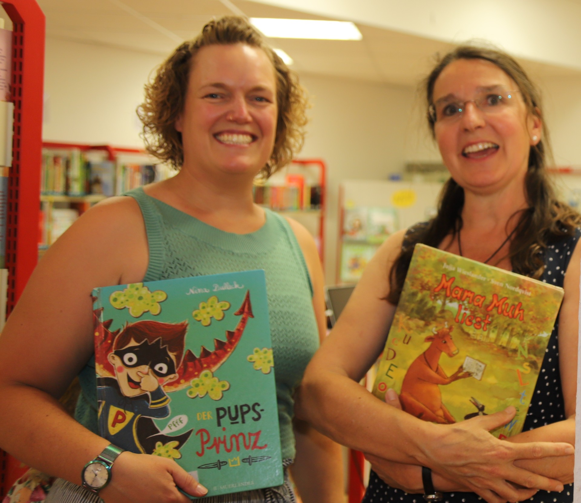 Julia Olry und Stephanie Eichhorn Julia Olry und Stephanie Eichhorn laden zum Bilderbuchkino ein, um bei ihrem jungen Publikum die Lesefreude zu wecken.