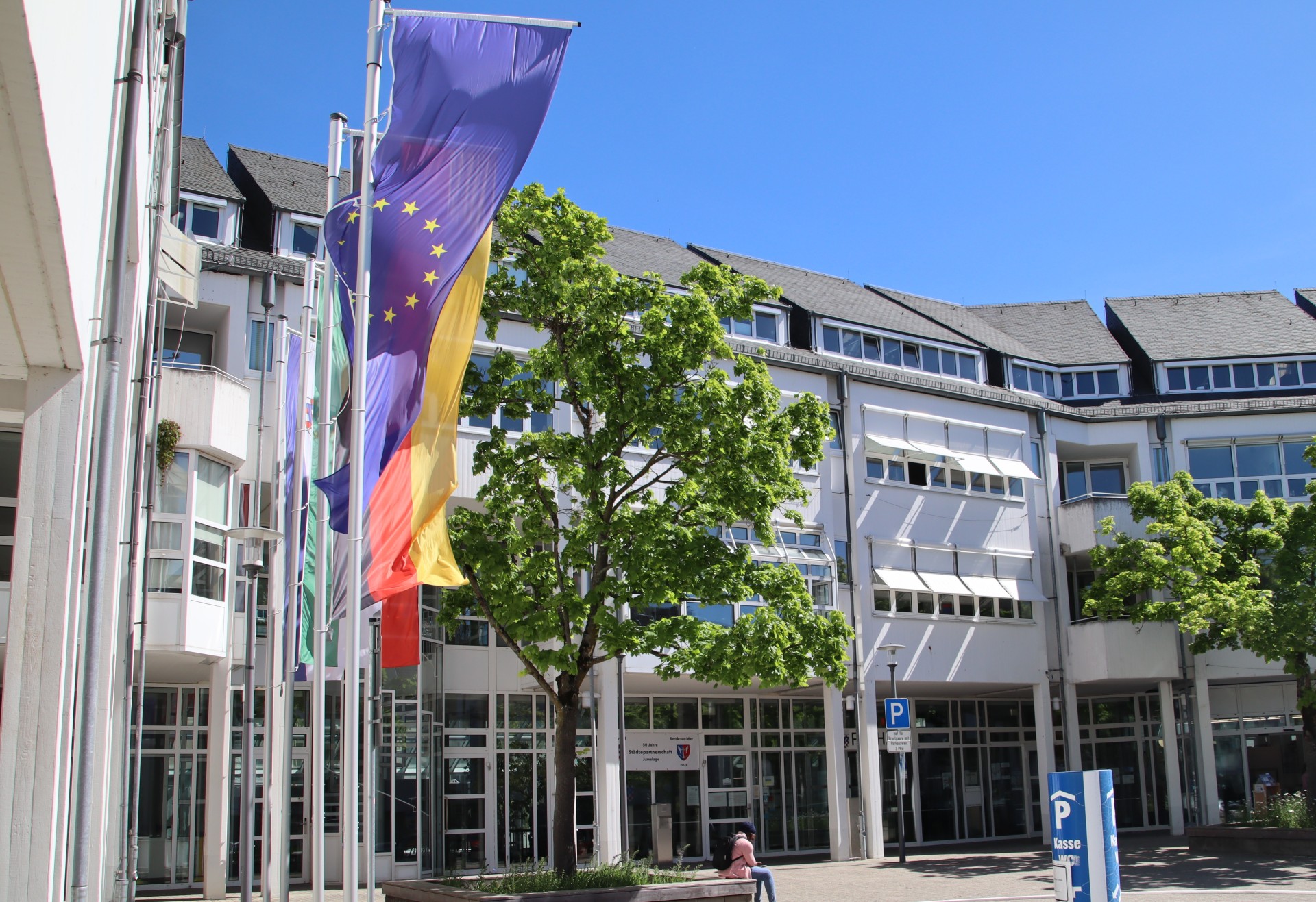 Rathaus Rathaus und Rathausvorplatz mit wehenden Fahnen