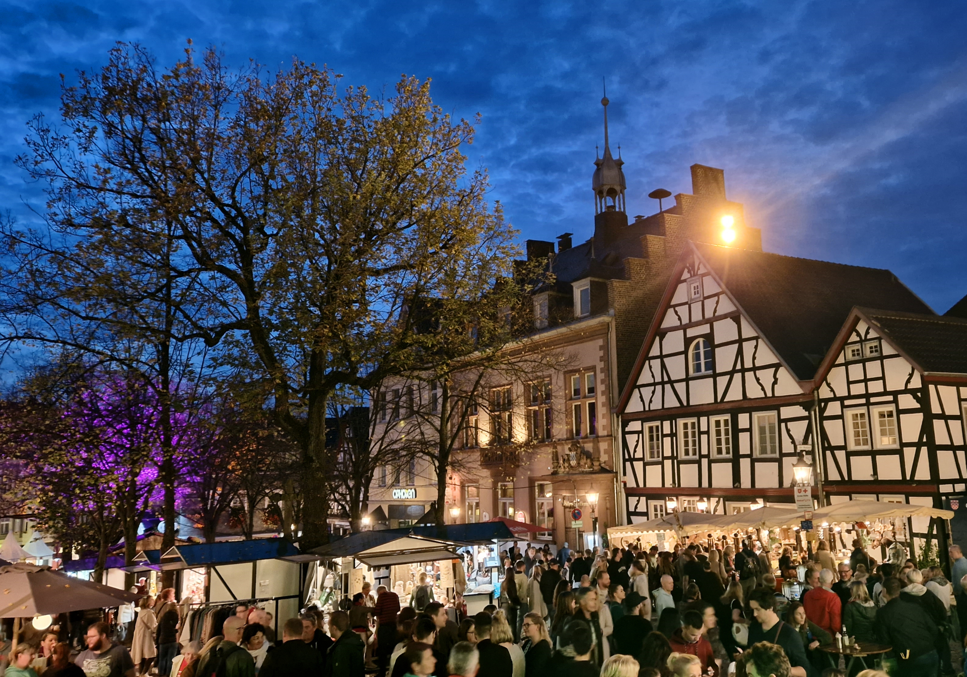 Der Martini Markt lädt in herbstlichem Ambiente zum Flanieren, Entdecken und Genießen ein.
