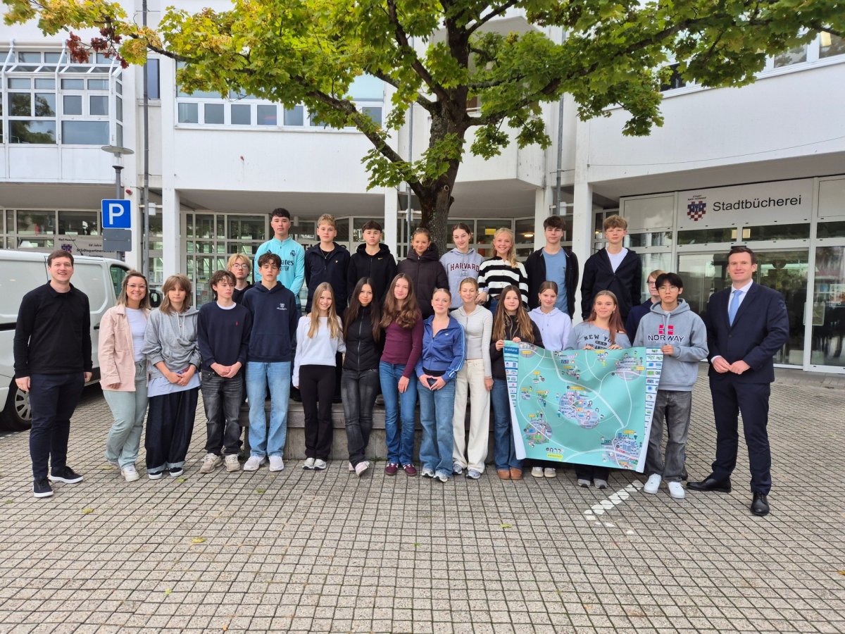 Planspiel Mobiland Im Rahmen der Europäischen Mobilitätswoche führte die Stadt Bad Honnef mit Schülerinnen und Schülern der 10. Klassen des Siebengebirgsgymnasiums das Planspiel Mobiland durch, das sich mit zukunftfähiger und nachhaltiger Mobilität in Bad Honnef beschäftigt hat.