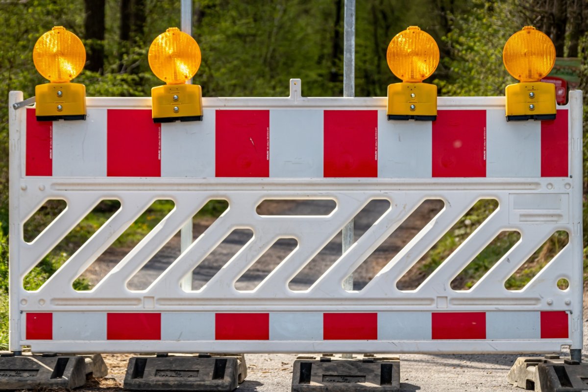 Baustellenabsperrung Eine rot-weiße Absperrung weist auf eine gesperrte Durchfahrt hin.