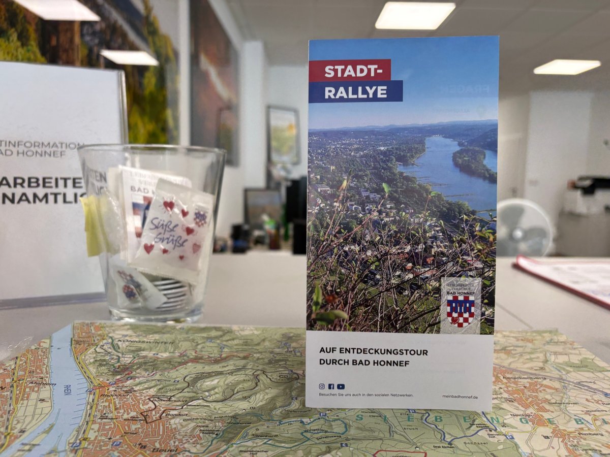 Stadtrallye neu aufgelegt Der neue Flyer zur Stadtrallye wird auf einer Landkarte präsentiert.