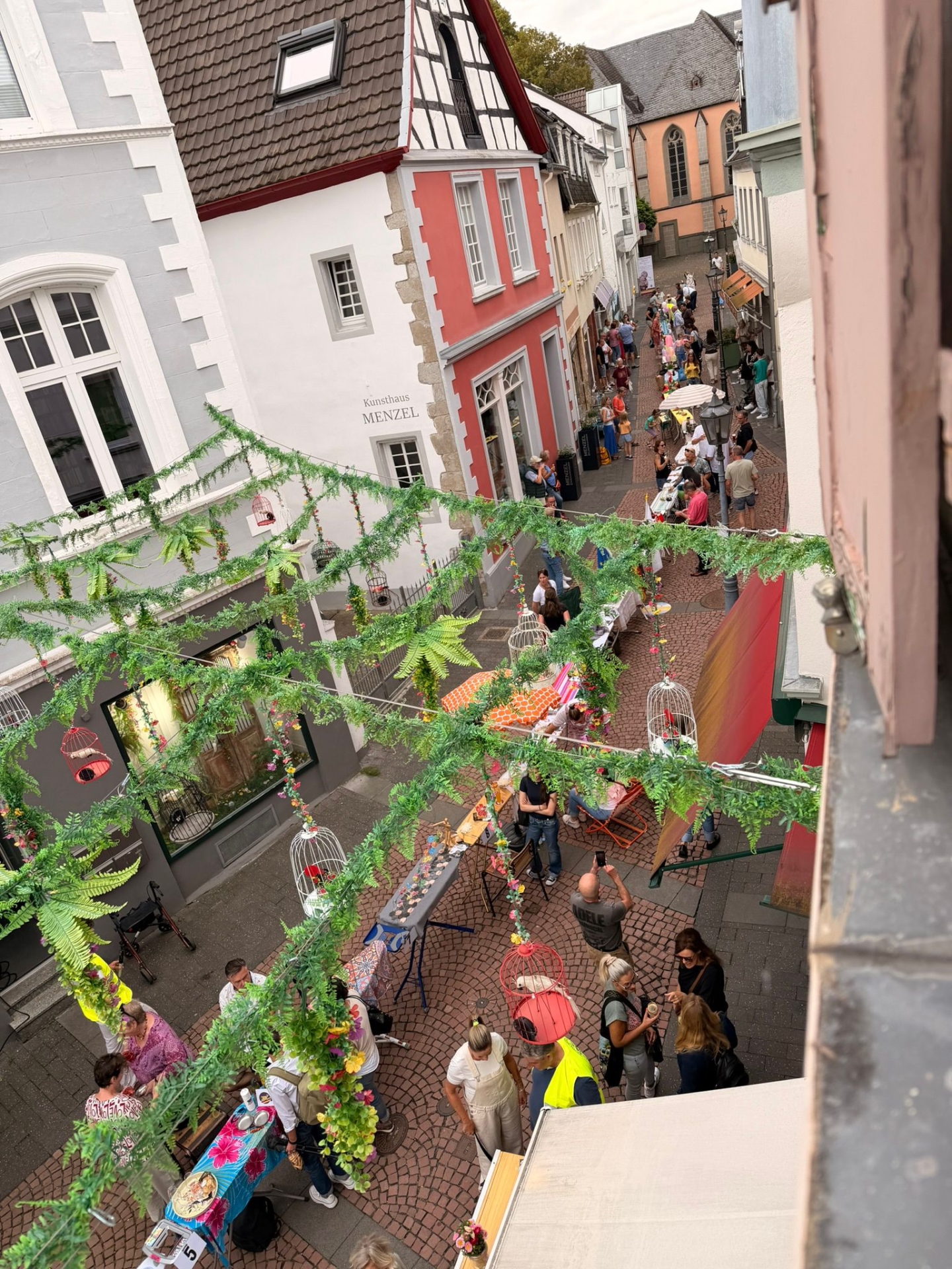 Weltrekordversuch Bügelbrett-Theke Kreativ geschmückte und liebevoll dekorierte Bügelbretter reihen sich von der Kirchstraße bis zum Kirchplatz aneinander.