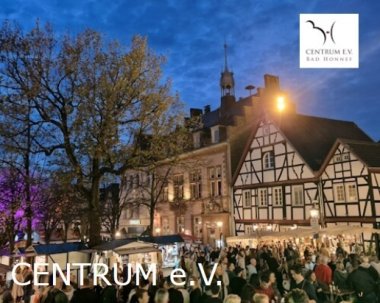 Blick auf Fachwerhäuser am Marktplatz von Bad Honnef am Abend