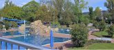 Freibadbecken mit Rutsche