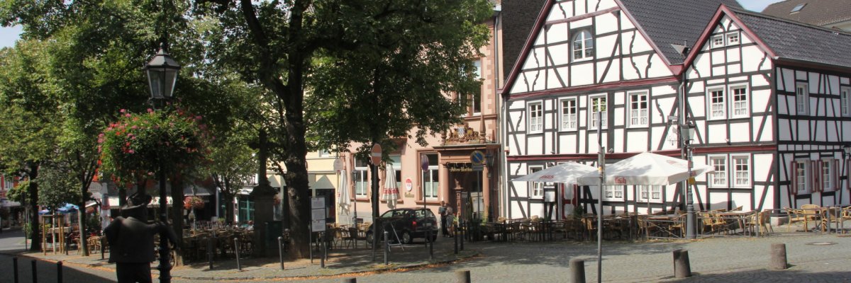 Blick auf den Kirchplatz mit Lokalen