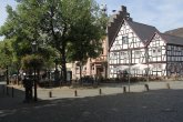 Blick auf den Kirchplatz mit Lokalen
