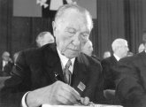 Konrad Adenauer bei einer Unterschrift