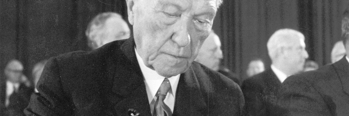 Konrad Adenauer Konrad Adenauer bei einer Unterschrift