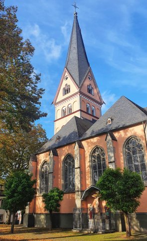 Blick auf die lokale Kirche und den Turm