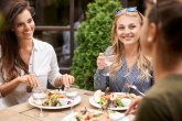 Essen mit Freundinnen im Restaurant