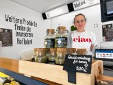 Wir stehen für regionale Qualität, nachhaltige Landwirtschaft und einen respektvollen Umgang mit Mensch und Tier. Auf unserem familiengeführten Hof erzeugen wir hochwertige Produkte rund um Schaf und Lamm, darunter frisches Lammfleisch, Wurstwaren, Gewürze, Felle, Wollprodukte und Schafwollpellets. Unsere Tiere werden artgerecht gehalten, viele gehören zu bedrohten Nutztierrassen. Mit unseren regionalen Spezialitäten sind wir regelmäßig auf dem Bad Honnefer Wochenmarkt vertreten und freuen uns auf den persönlichen Austausch mit unseren Kundinnen und Kunden.