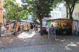 Wochenmarkt auf dem Kirchplatz in Bad Honnef mit Marktständen, frischem Obst und Gemüse sowie Besucherinnen und Besuchern vor historischer Stadtkulisse