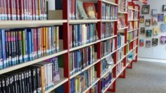 Regale mit vielen nunten Büchern