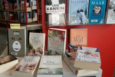 Ein Tisch mit Büchern aus der Region