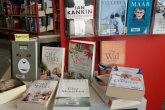Ein Tisch mit Büchern aus der Region