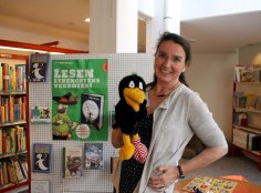 Frau Eichhorn mit der Handpuppe Rabe Socke