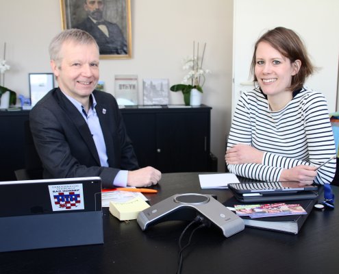 Bürgermeister Otto Neuhoff und Wirtschaftsförderin Johanna Högner ermutigen den EInzelhandel und Gastronomie. Ein Maßnahmenpaket zeigt Wege in der Krise auf.