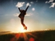 Das Bild zeigt eine Person, die inspiriert einen Luftsprung macht.
