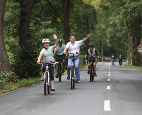 Fahrradfahrer fahren talabwärts über die Schmelztalstraße im Siebengebirge nach Bad Honnef