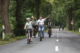 Fahrradfahrer fahren talabwärts über die Schmelztalstraße im Siebengebirge nach Bad Honnef