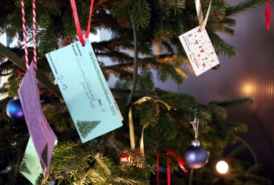 Wunschkärtchen und Dekoration am Weihnachtsbaum