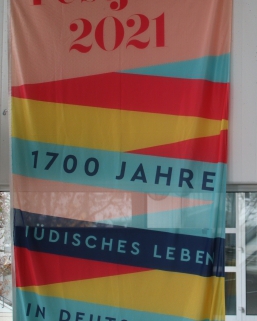 bunte Fahne mit Aufschrift: Festjahr 2021 1700 Jahre jüdisches Leben in Deutschland