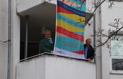 Auf dem Balkon mit Solidaritätsfahne des Vereins 1700 Jahre jüdisches Leben: Sylvia Löhrmann und Bürgermeister Otto Neuhoff