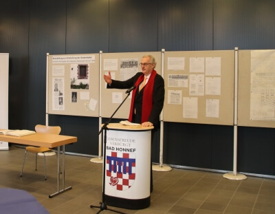 Rednerpult im Foyer mit Professor Rolf D. Cremer, Ausstellung im Hintergrund
