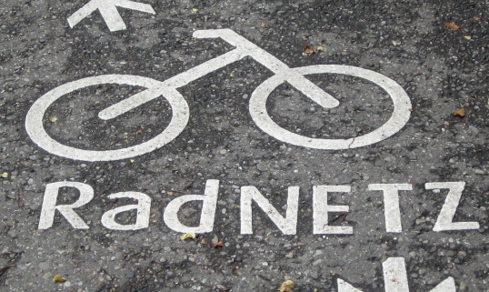 Logo des Radnetz mit Pfeil und stilisierten Fahrrad