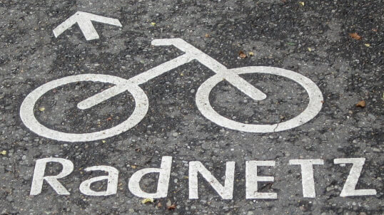 Logo des Radnetz mit Pfeil und stilisierten Fahrrad