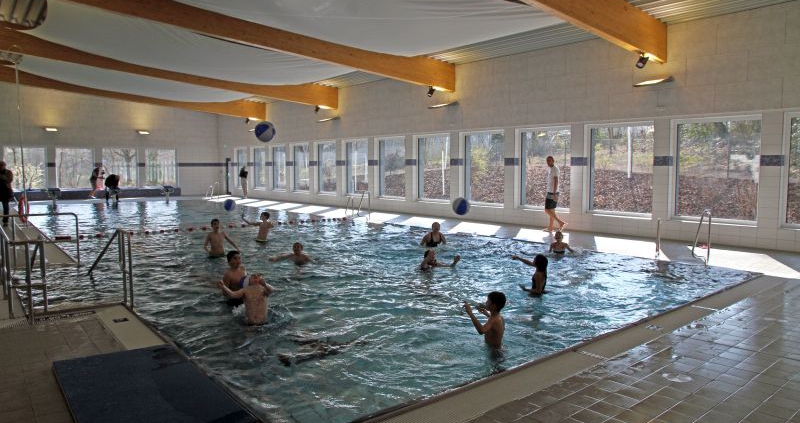 Eine Schulklasse schwimmt im Lehrschwimmbecken Aegidienberg
