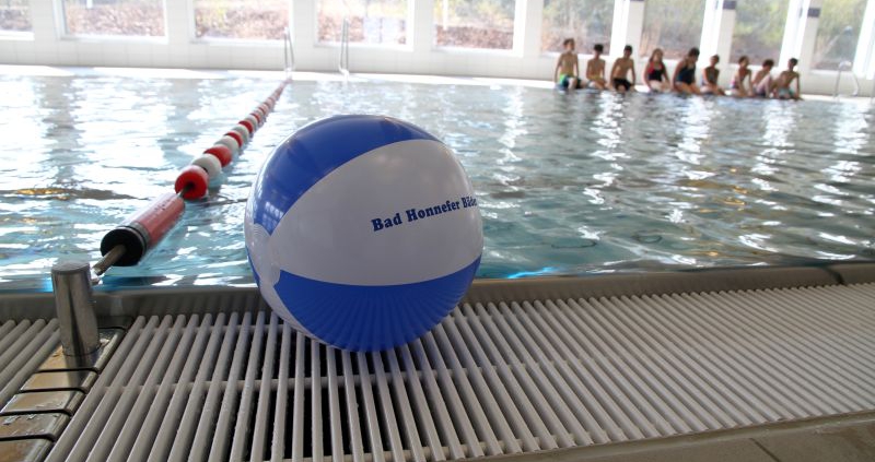 Ein Wasserball mit Aufdruck der Bad Honnefer Bäder liegt am Beckenrand