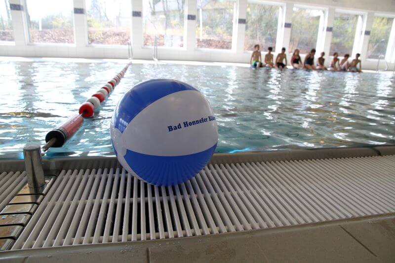 Ein Wasserball mit Aufdruck der Bad Honnefer Bäder liegt am Beckenrand