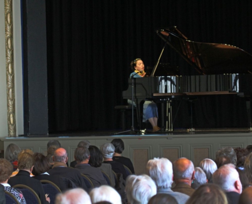 Am Klavier eröffente die in Moskau geborene Sängerin Yulia Parnes das Konzert mit einem ukrainischen Lied.