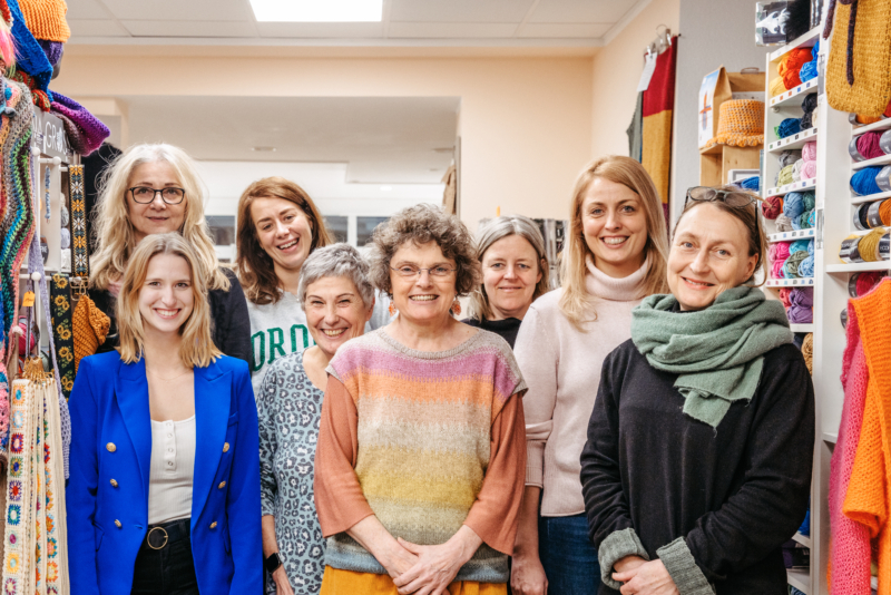Gruppenbild mit acht Frauen, die Gründungsmitglieder des Vereins "Frauen-Stammtisch Innenstadt"